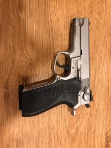 SMITH & WESSON M5906